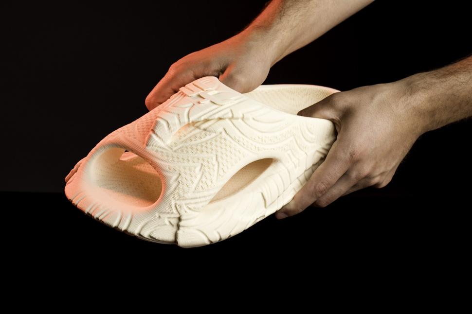 Cât de urât arată prima pereche de încălțăminte proiectată de Inteligența Artificială și cât costă  946415