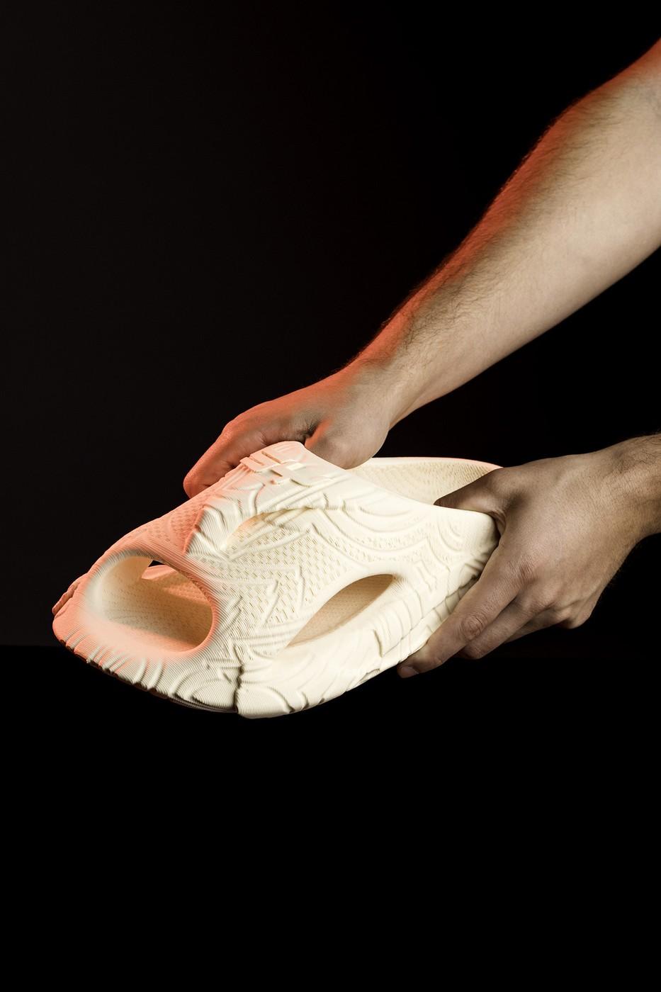 Cât de urât arată prima pereche de încălțăminte proiectată de Inteligența Artificială și cât costă  946416