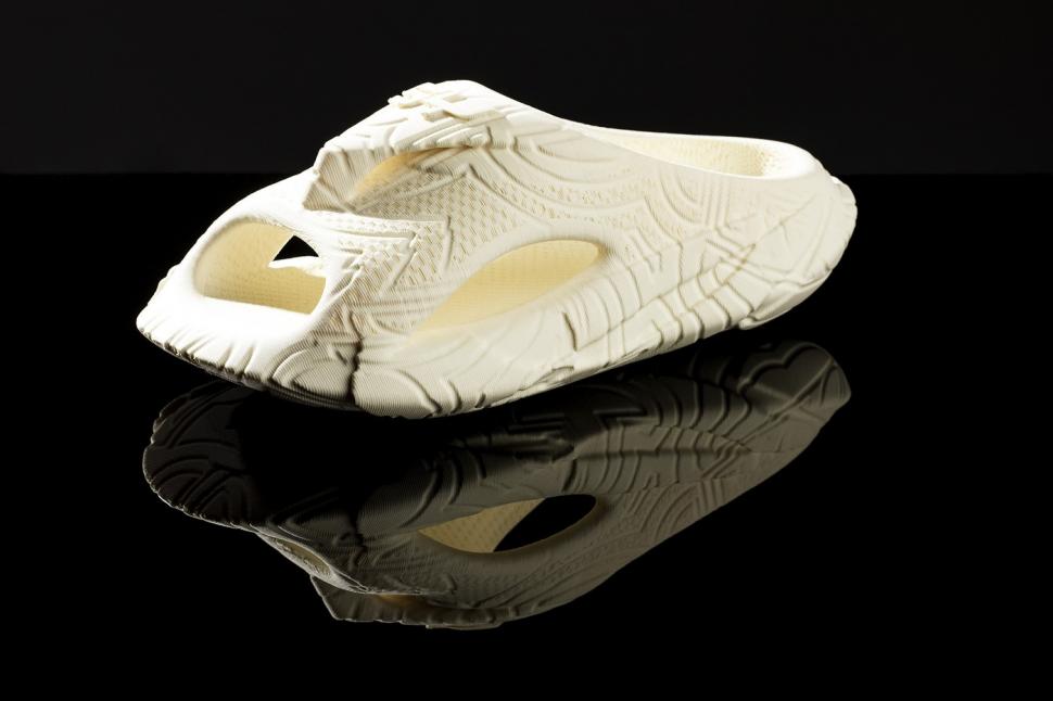 Cât de urât arată prima pereche de încălțăminte proiectată de Inteligența Artificială și cât costă  946417