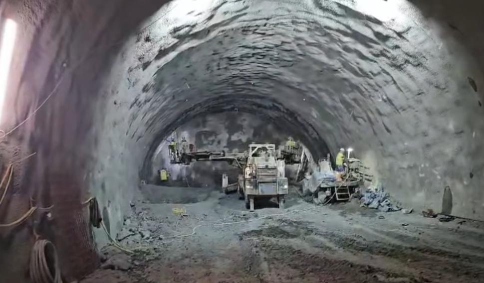 Imagini spectaculoase cu "Daniela", primul tunel forat de pe o autostradă din România. E lung de 1.300 de metri și e aproape gata 946515