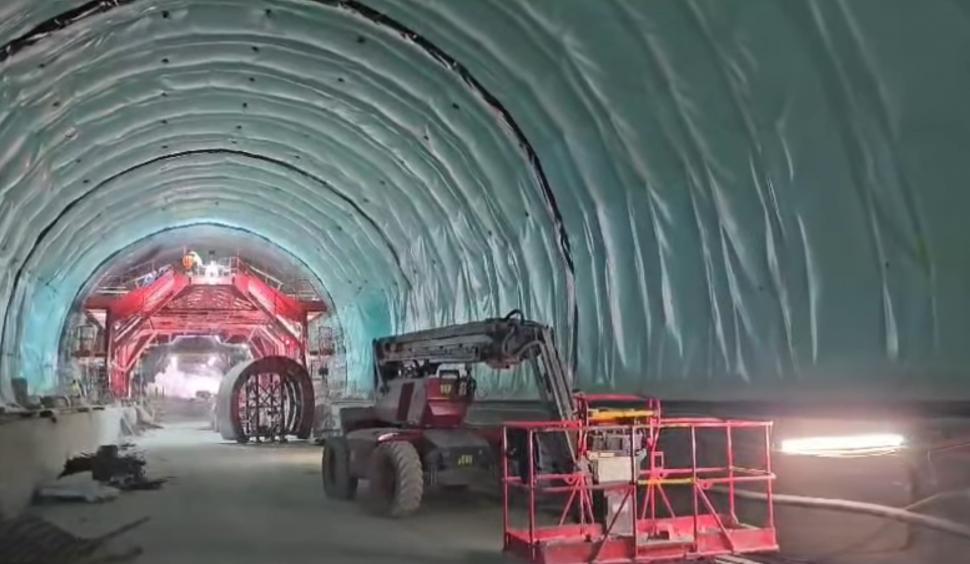 Imagini spectaculoase cu "Daniela", primul tunel forat de pe o autostradă din România. E lung de 1.300 de metri și e aproape gata 946516