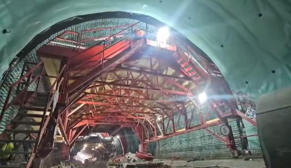 Imagini spectaculoase cu "Daniela", primul tunel forat de pe o autostradă din România. E lung de 1.300 de metri și e aproape gata 946517