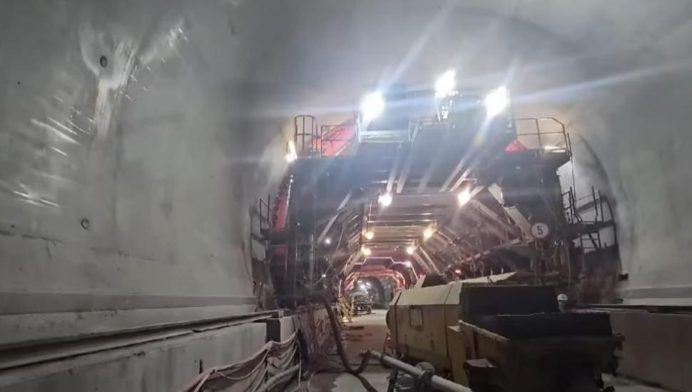 Imagini spectaculoase cu "Daniela", primul tunel forat de pe o autostradă din România. E lung de 1.300 de metri și e aproape gata 946519