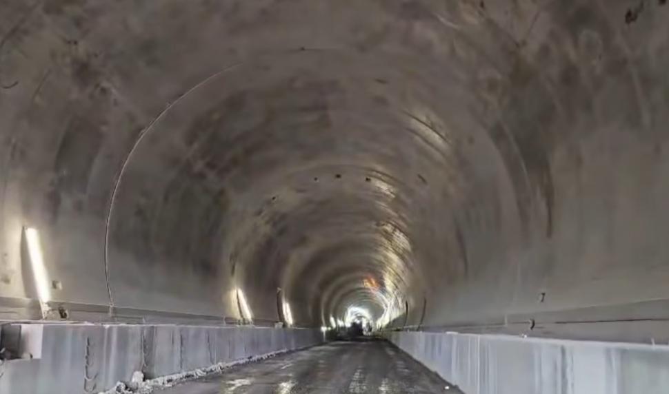 Imagini spectaculoase cu "Daniela", primul tunel forat de pe o autostradă din România. E lung de 1.300 de metri și e aproape gata 946520