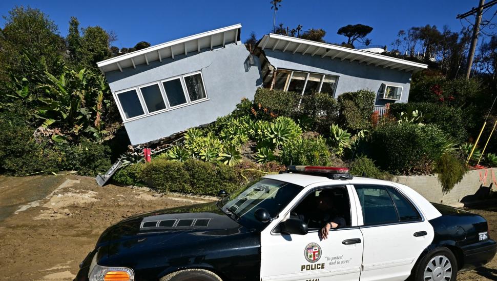 O casă din Los Angeles care a scăpat neatinsă de incendii a fost acum ruptă în două de o alunecare de teren 946882