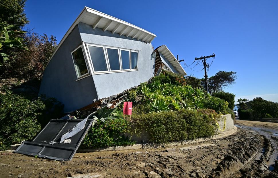 O casă din Los Angeles care a scăpat neatinsă de incendii a fost acum ruptă în două de o alunecare de teren 946883