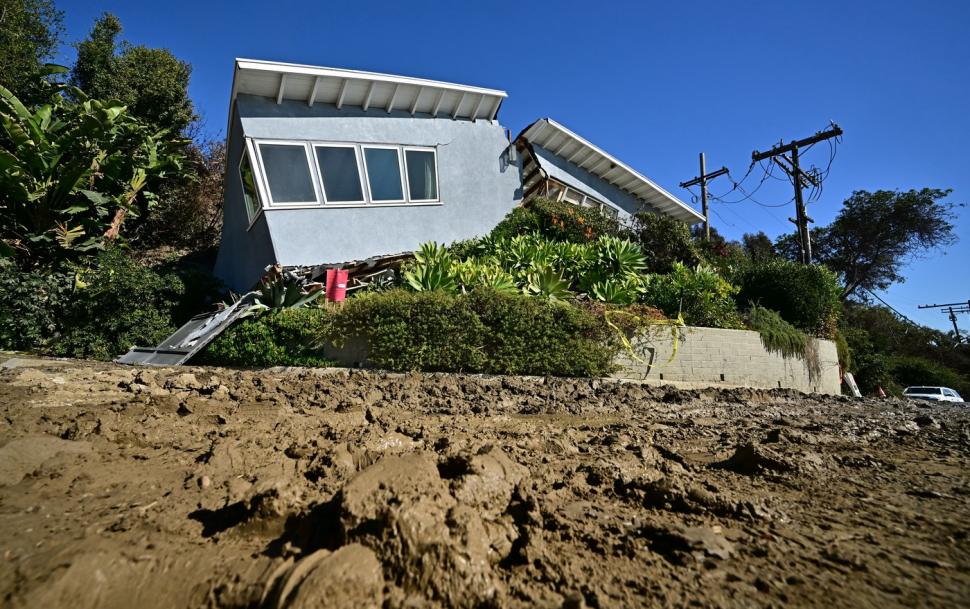 O casă din Los Angeles care a scăpat neatinsă de incendii a fost acum ruptă în două de o alunecare de teren 946886