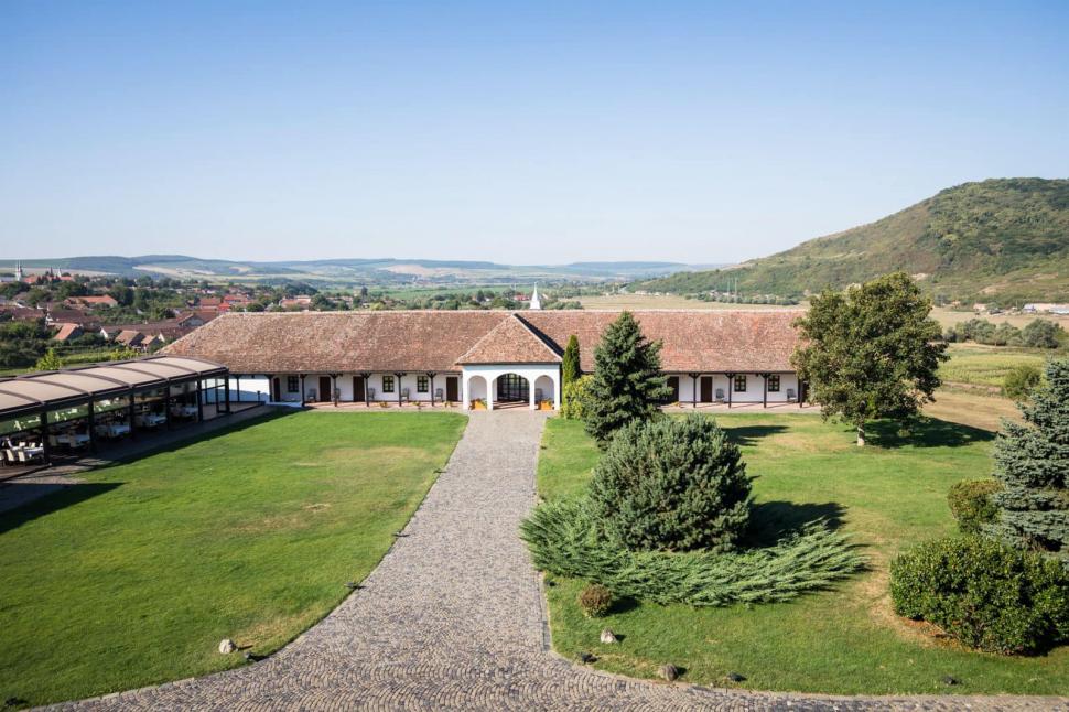 Castelul cu vinuri din România, vechi de 400 de ani, pierdut la cărți și răscumpărat. Cât costă o vizită la Bethlen-Haller  946866