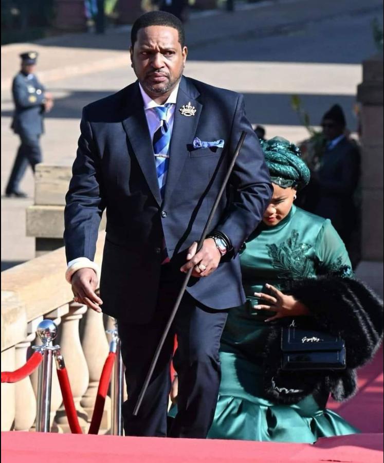 Scandal cu iz amoros în familia regală Zulu. Prima soţie a regelui nu este de acord cu a treia căsătorie a acestuia 946892