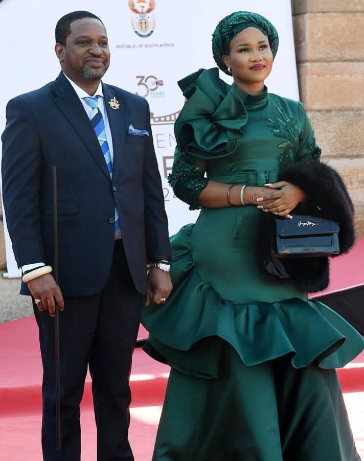 Scandal cu iz amoros în familia regală Zulu. Prima soţie a regelui nu este de acord cu a treia căsătorie a acestuia 946893