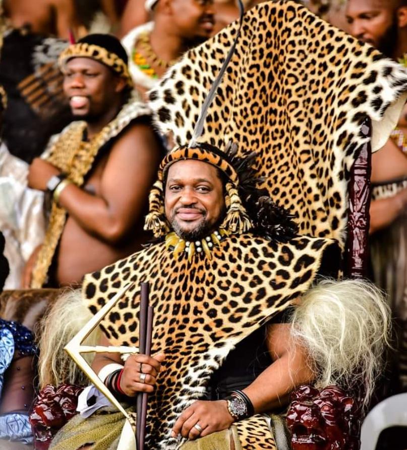 Scandal cu iz amoros în familia regală Zulu. Prima soţie a regelui nu este de acord cu a treia căsătorie a acestuia 946896