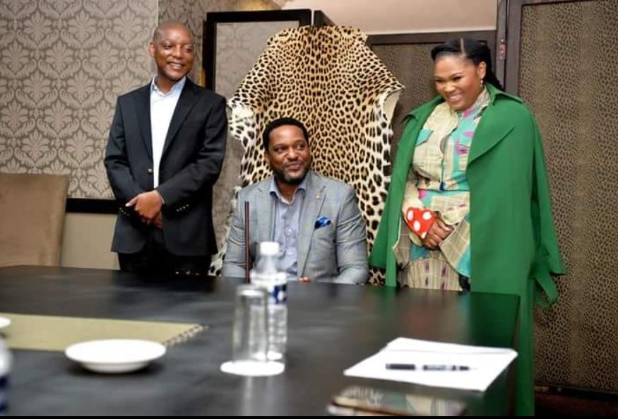 Scandal cu iz amoros în familia regală Zulu. Prima soţie a regelui nu este de acord cu a treia căsătorie a acestuia 946899