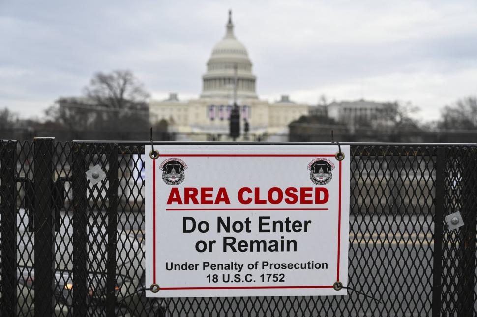 Alertă maximă la Washington, unde au fost ridicate garduri şi securitatea e sporită. FBI se teme de apariția unui "lup singuratic" 947066