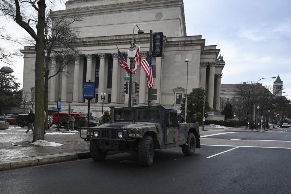 Alertă maximă la Washington, unde au fost ridicate garduri şi securitatea e sporită. FBI se teme de apariția unui "lup singuratic" 947067