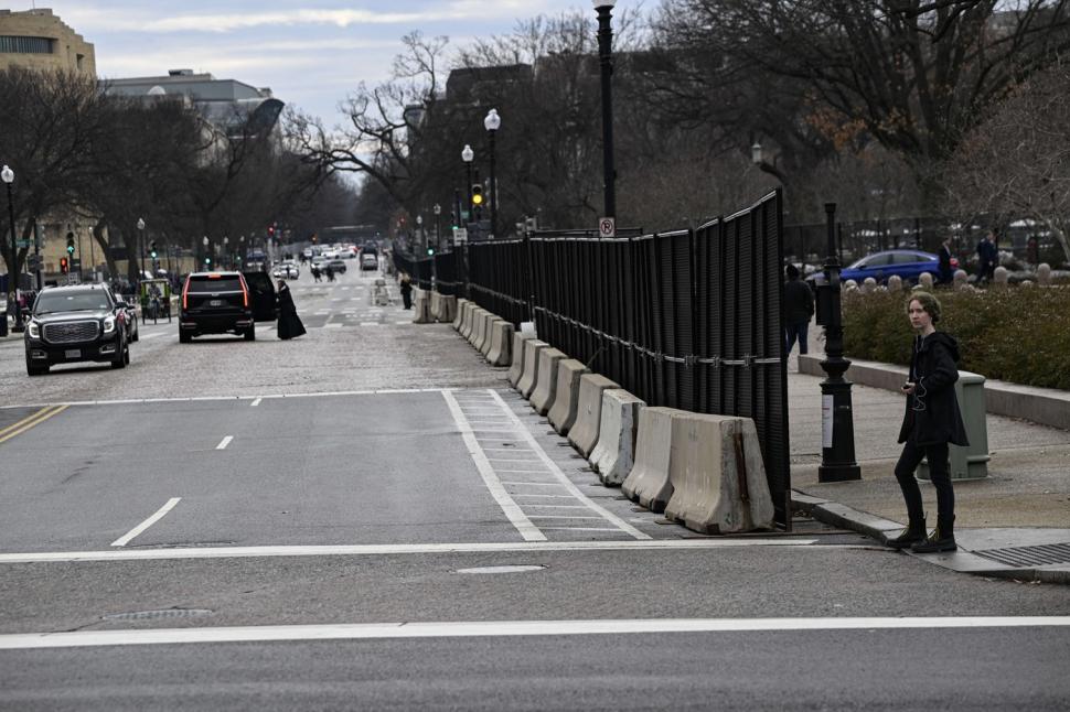 Alertă maximă la Washington, unde au fost ridicate garduri şi securitatea e sporită. FBI se teme de apariția unui "lup singuratic" 947068