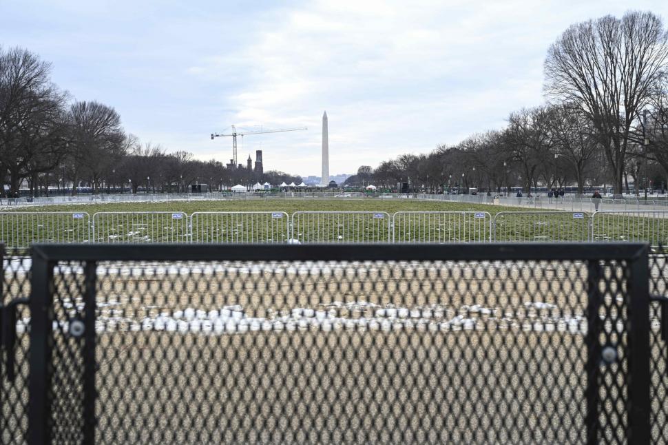 Alertă maximă la Washington, unde au fost ridicate garduri şi securitatea e sporită. FBI se teme de apariția unui "lup singuratic" 947071