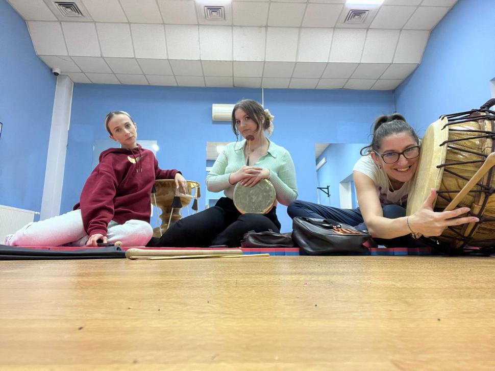 De ce se înghesuie românii să mănânce kimchi, să cânte Samulnori şi să înveţe coreeană. Valul K-pop şi k-drama a ajuns şi la noi 946916