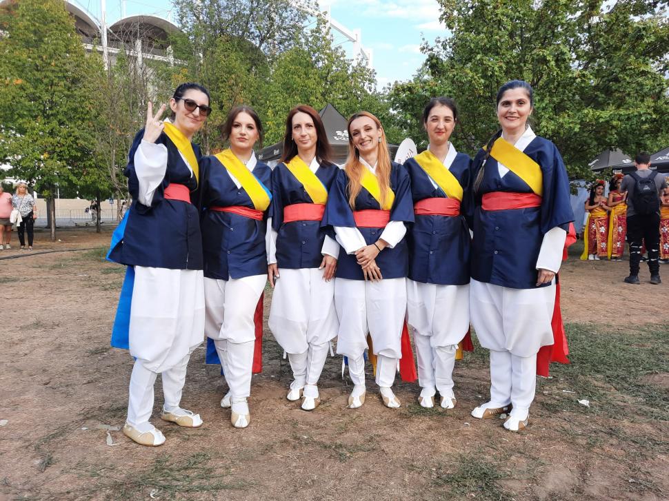 De ce se înghesuie românii să mănânce kimchi, să cânte Samulnori şi să înveţe coreeană. Valul K-pop şi k-drama a ajuns şi la noi 946917