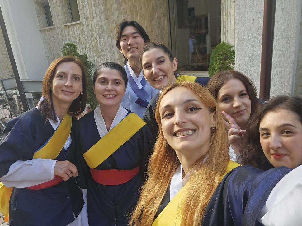 De ce se înghesuie românii să mănânce kimchi, să cânte Samulnori şi să înveţe coreeană. Valul K-pop şi k-drama a ajuns şi la noi 946918