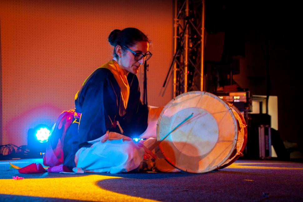 De ce se înghesuie românii să mănânce kimchi, să cânte Samulnori şi să înveţe coreeană. Valul K-pop şi k-drama a ajuns şi la noi 946919