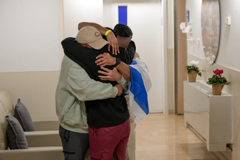 Imagini emoționante de la reuniunea ostaticelor eliberate de Hamas cu familiile lor  947169