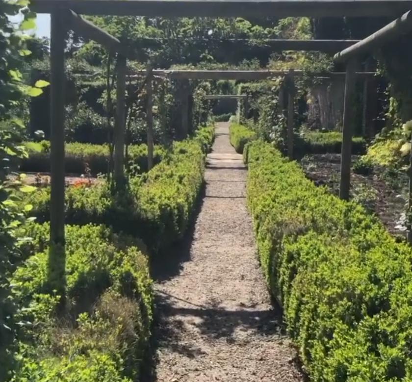 Un castel de 700 de ani e scos la vânzare. Imagini spectaculoase cu proprietatea de lux care a aparținut de generații aceleiași familii 947094