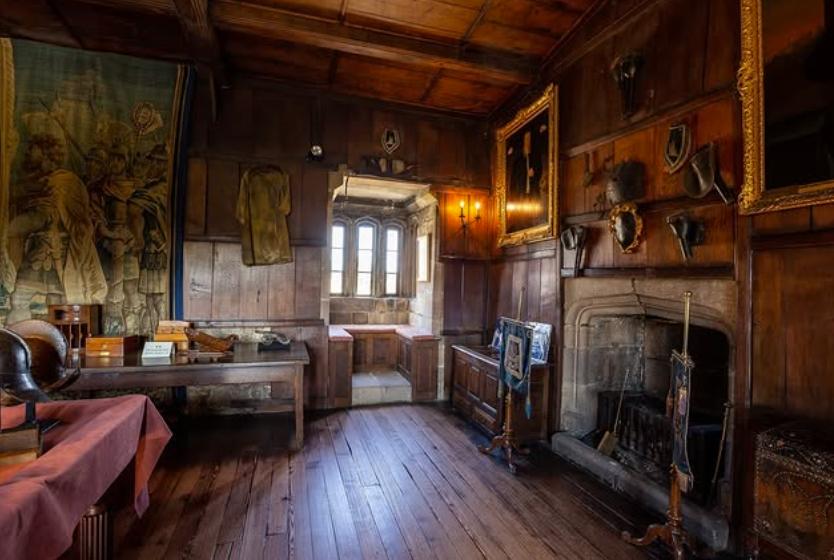 Un castel de 700 de ani e scos la vânzare. Imagini spectaculoase cu proprietatea de lux care a aparținut de generații aceleiași familii 947114