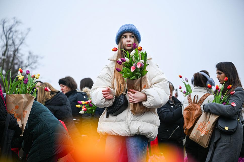 Imagini cu sute de mii de flori colorate la Amsterdam: Vizitatorii au înfruntat frigul și ceața pentru Ziua Națională a Lalelei 947241
