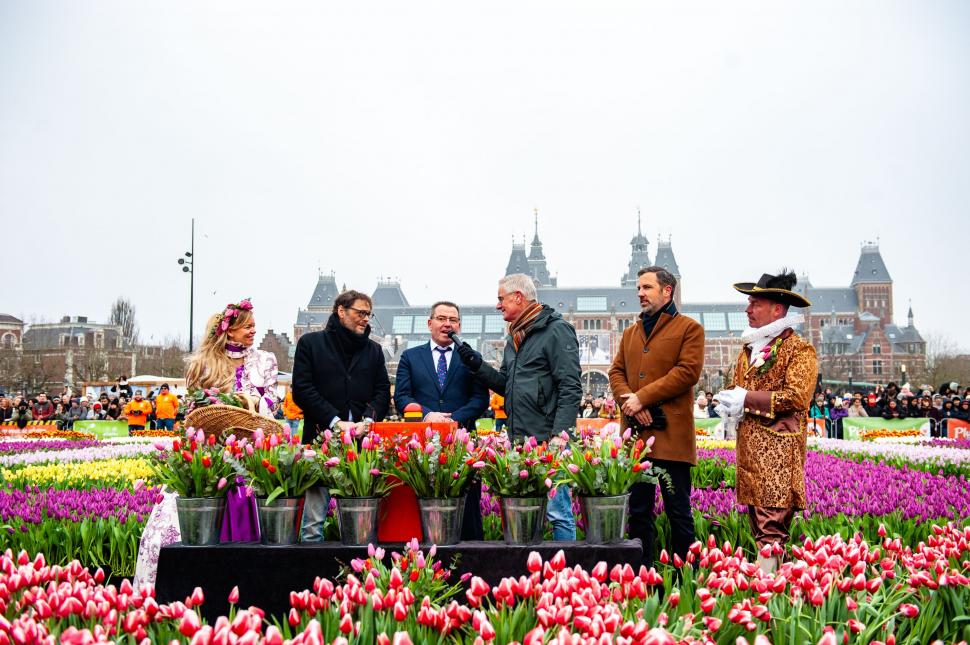 Imagini cu sute de mii de flori colorate la Amsterdam: Vizitatorii au înfruntat frigul și ceața pentru Ziua Națională a Lalelei 947243