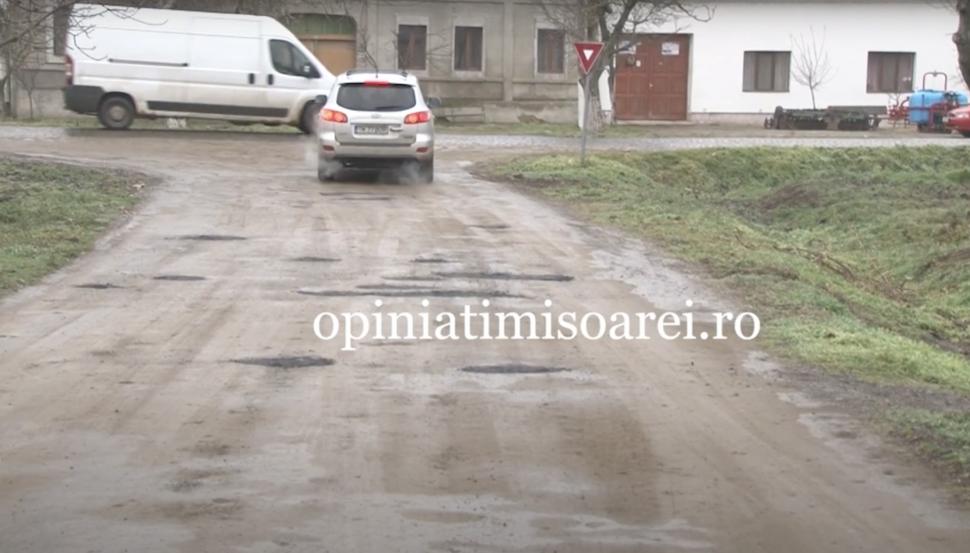 Sătul să aștepte după reparațiile primăriei, un bărbat din Timiș a astupat singur cu asfalt gropile de pe un drum de pământ 947210