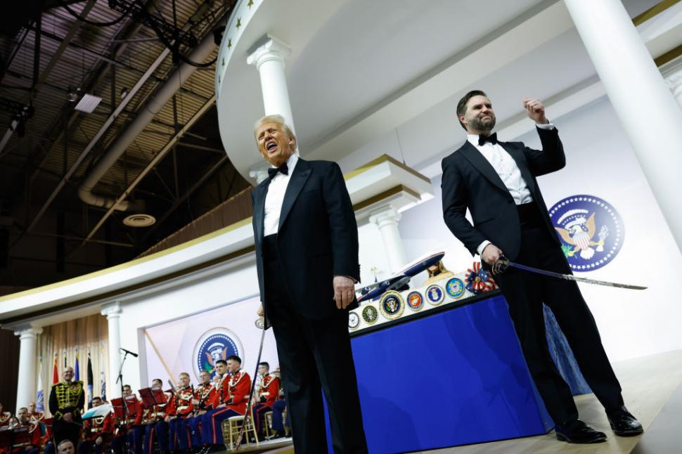 Donald Trump a tăiat tortul cu o sabie și a dansat pe „YMCA” la balul inaugural de pe Capitol Hill 947440