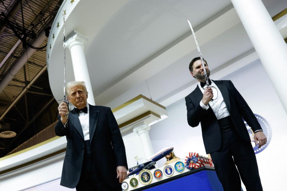 Donald Trump a tăiat tortul cu o sabie și a dansat pe „YMCA” la balul inaugural de pe Capitol Hill 947442