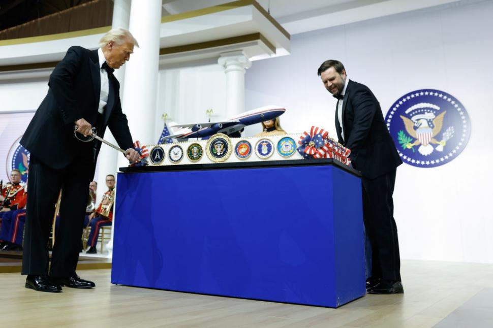 Donald Trump a tăiat tortul cu o sabie și a dansat pe „YMCA” la balul inaugural de pe Capitol Hill 947443