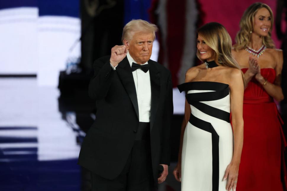 Donald Trump a tăiat tortul cu o sabie și a dansat pe „YMCA” la balul inaugural de pe Capitol Hill 947444