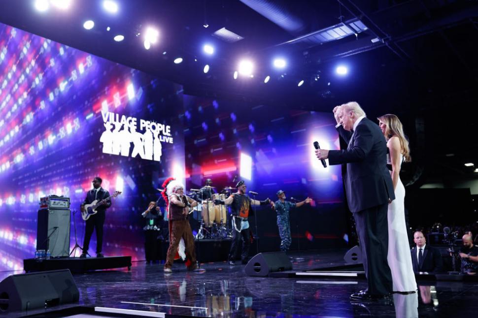 Donald Trump a tăiat tortul cu o sabie și a dansat pe „YMCA” la balul inaugural de pe Capitol Hill 947448