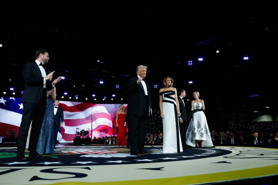 Donald Trump a tăiat tortul cu o sabie și a dansat pe „YMCA” la balul inaugural de pe Capitol Hill 947449