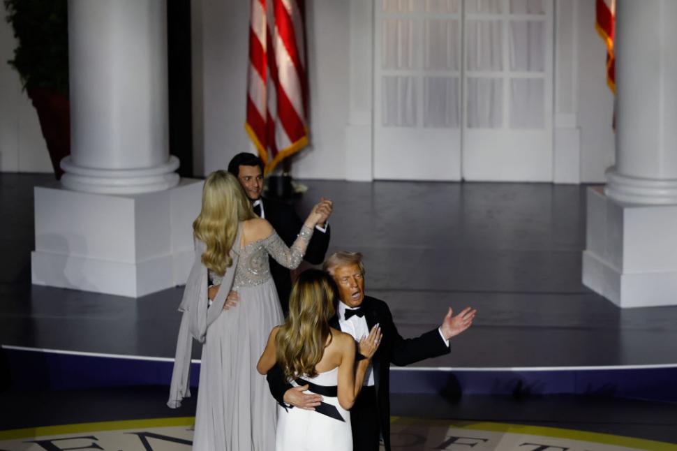 Donald Trump a tăiat tortul cu o sabie și a dansat pe „YMCA” la balul inaugural de pe Capitol Hill 947451