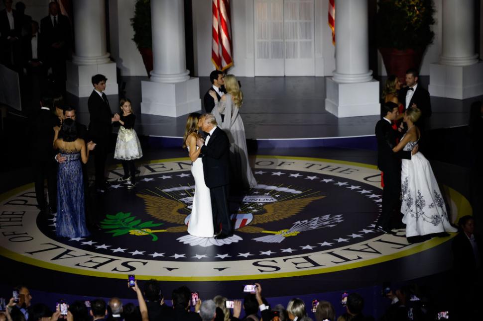 Donald Trump a tăiat tortul cu o sabie și a dansat pe „YMCA” la balul inaugural de pe Capitol Hill 947452