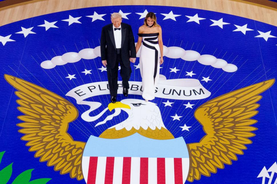 Donald Trump a tăiat tortul cu o sabie și a dansat pe „YMCA” la balul inaugural de pe Capitol Hill 947454