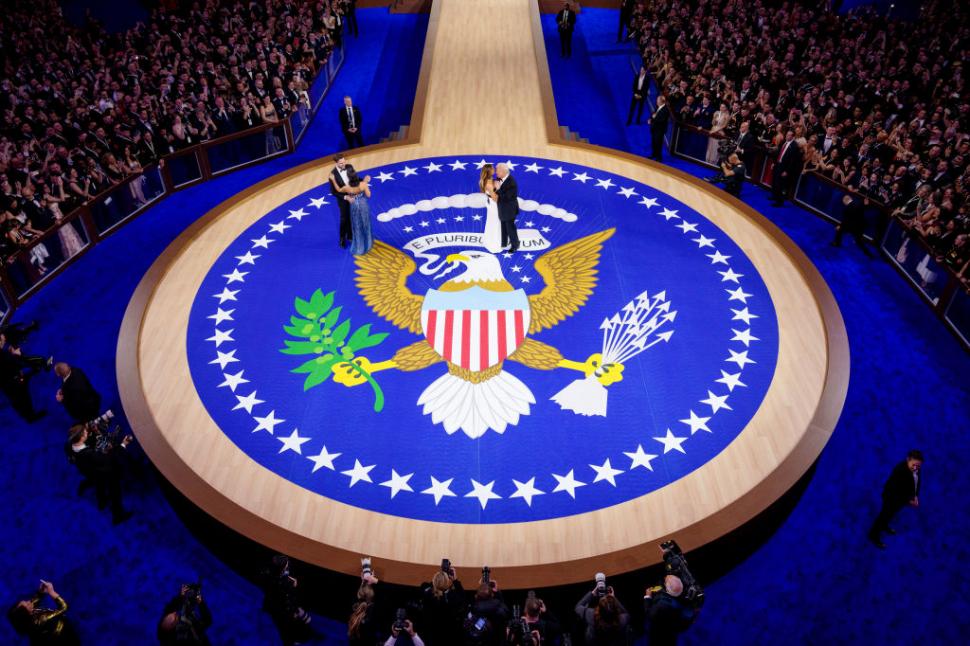 Donald Trump a tăiat tortul cu o sabie și a dansat pe „YMCA” la balul inaugural de pe Capitol Hill 947455