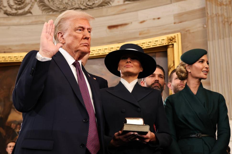Donald Trump nu a jurat cu mâna pe Biblie în timpul ceremoniei de învestitură 947464