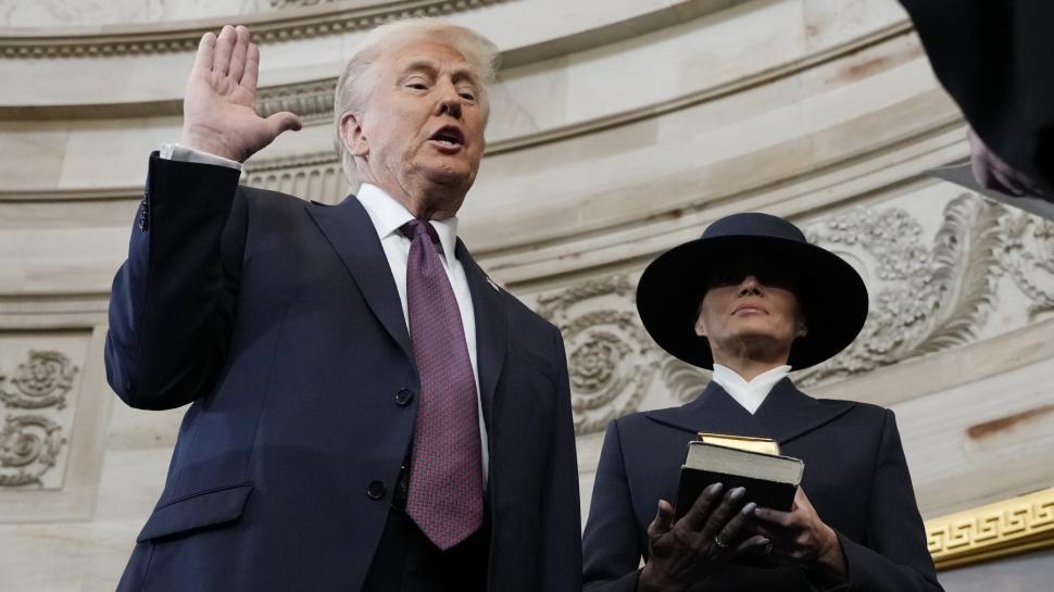 Donald Trump nu a jurat cu mâna pe Biblie în timpul ceremoniei de învestitură 947465