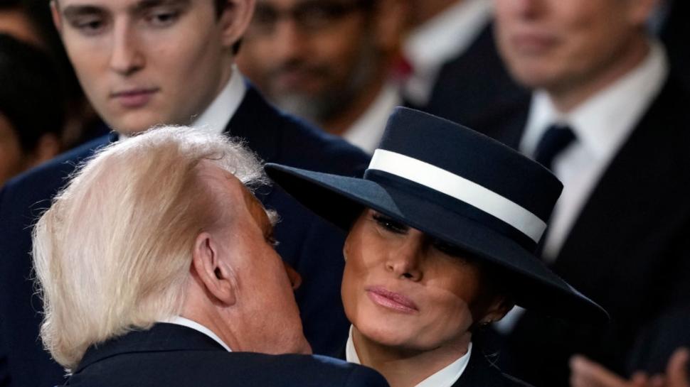 Pălăria Melaniei, pantaloni scurţi şi lenjerie: obiectele vestimentare cele mai comentate la învestitura lui Trump. „Aproape a zburat” 947457