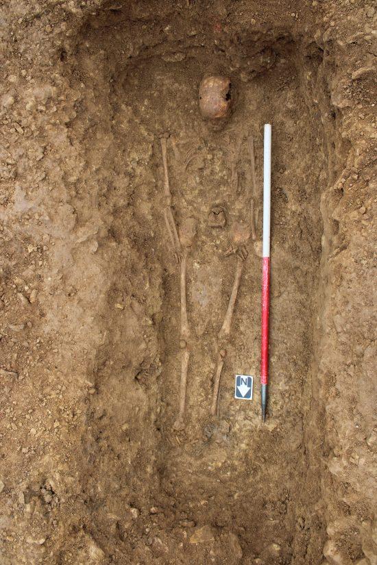 Descoperire arheologică neobișnuită: Un „individ cu rang înalt” învelit în gips lichid a fost găsit într-un sarcofag din epoca romană 947791