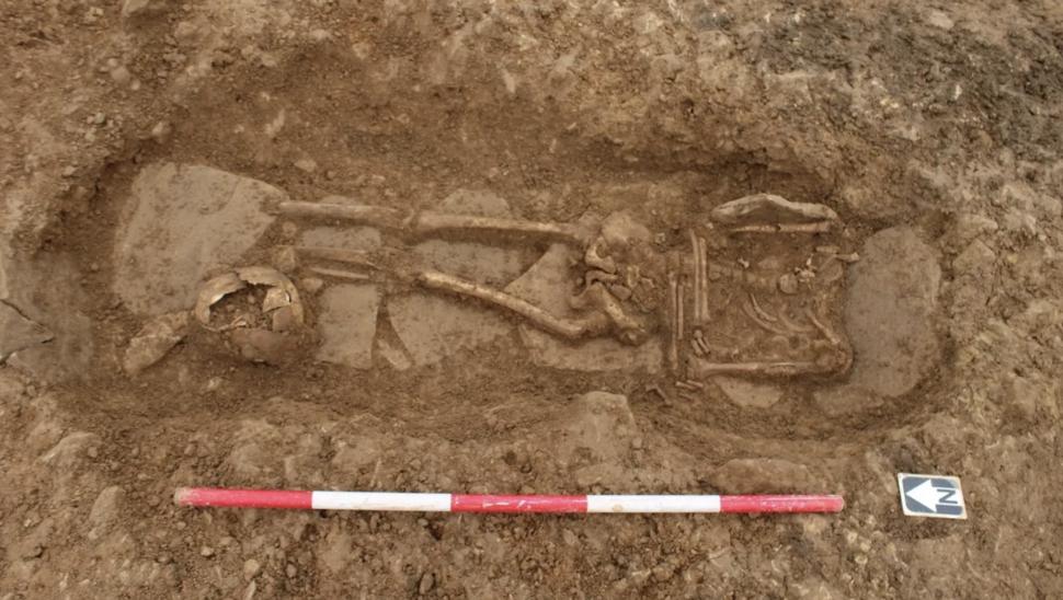 Descoperire arheologică neobișnuită: Un „individ cu rang înalt” învelit în gips lichid a fost găsit într-un sarcofag din epoca romană 947796