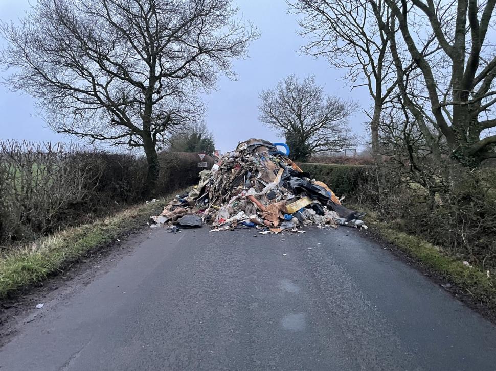 Oamenii dintr-un sat au fost șocați când au văzut că un munte de gunoaie le bloca singurul drum de acces în localitate 947698