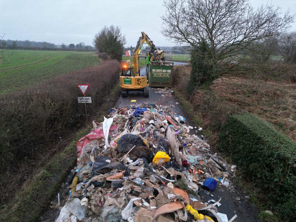 Oamenii dintr-un sat au fost șocați când au văzut că un munte de gunoaie le bloca singurul drum de acces în localitate 947701