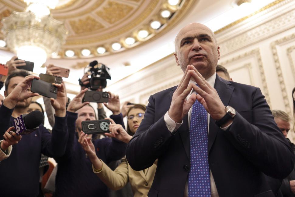 Protest fără precedent în Senat. Angajații care vor fi dați afară s-au dus peste Ilie Bolojan. Acesta i-a trimis în instanță 947761