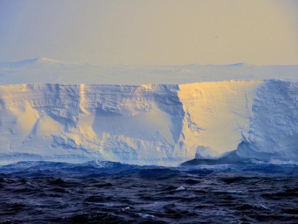 A23a, cel mai mare aisberg din lume, se află pe un traseu de coliziune cu o insulă britanică: Pinguinii și focile sunt în pericol 947900