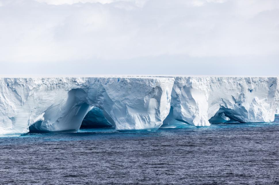 A23a, cel mai mare aisberg din lume, se află pe un traseu de coliziune cu o insulă britanică: Pinguinii și focile sunt în pericol 947906